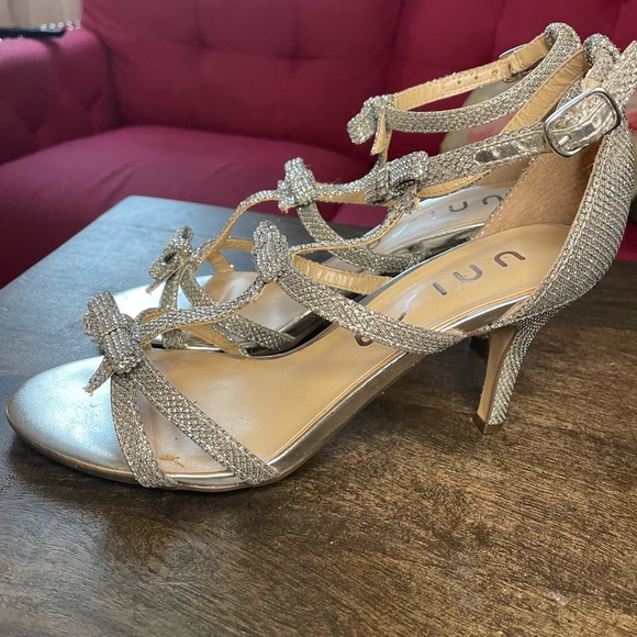 Unisa Ubrantli Silver Sparkle - Size 6.5M - Three Bows - Picture 5 of 6